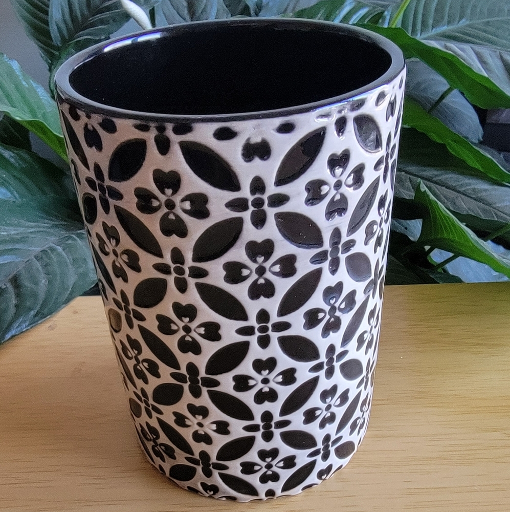 Black and White Floral pattern pottery canister. - Picture 1 of 4
